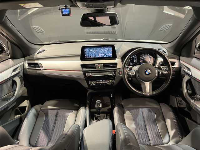 ＢＭＷ Ｘ１ xDrive 18d Mスポーツ EDジョイ+ 道央・札幌 2021(令3)年 3.5万km アルピンホワイトⅢ ドライビングアシストプラス/・ACC/アクティブクルーズコントロール/ドライビングアシスト/・レーンディパーチャーウォーニング/・前車接近警告機能/・衝突回避 被害軽減ブレーキ/パーキングアシスト/・PDC/パークディスタンスコントロール/・パーキングアシスト(縦列)/・リアビューカメラ/コンフォートパッケージ/・スライディングリヤシート/・ワイヤレスチャージング/・Mシートベルト/Mエアロダイナミクスパッケージ/Mスポーツサスペンション/コンフォートアクセス/オートマチックテールゲートオペレーション/LEDヘッドライト/LEDフロントフォグランプ/アンビエントライト/自動防眩ルームミラー/電動フロントシート/スポーツシート(ハーフレザーシート)/Mスポーツレザーステアリングホイール/10.25インチワイドコントロールディスプレイ/ミラー一体型ETC/社外ドライブレコーダー