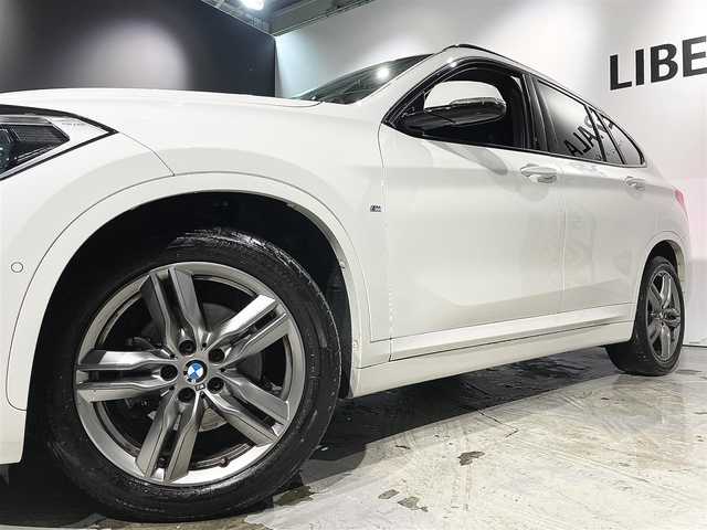 ＢＭＷ Ｘ１ xDrive 18d Mスポーツ EDジョイ+ 道央・札幌 2021(令3)年 3.5万km アルピンホワイトⅢ ドライビングアシストプラス/・ACC/アクティブクルーズコントロール/ドライビングアシスト/・レーンディパーチャーウォーニング/・前車接近警告機能/・衝突回避 被害軽減ブレーキ/パーキングアシスト/・PDC/パークディスタンスコントロール/・パーキングアシスト(縦列)/・リアビューカメラ/コンフォートパッケージ/・スライディングリヤシート/・ワイヤレスチャージング/・Mシートベルト/Mエアロダイナミクスパッケージ/Mスポーツサスペンション/コンフォートアクセス/オートマチックテールゲートオペレーション/LEDヘッドライト/LEDフロントフォグランプ/アンビエントライト/自動防眩ルームミラー/電動フロントシート/スポーツシート(ハーフレザーシート)/Mスポーツレザーステアリングホイール/10.25インチワイドコントロールディスプレイ/ミラー一体型ETC/社外ドライブレコーダー