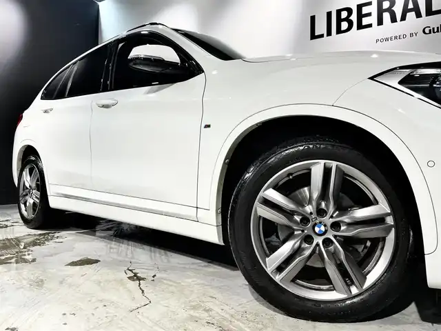 ＢＭＷ Ｘ１ xDrive 18d Mスポーツ EDジョイ+ 道央・札幌 2021(令3)年 3.5万km アルピンホワイトⅢ ドライビングアシストプラス/・ACC/アクティブクルーズコントロール/ドライビングアシスト/・レーンディパーチャーウォーニング/・前車接近警告機能/・衝突回避 被害軽減ブレーキ/パーキングアシスト/・PDC/パークディスタンスコントロール/・パーキングアシスト(縦列)/・リアビューカメラ/コンフォートパッケージ/・スライディングリヤシート/・ワイヤレスチャージング/・Mシートベルト/Mエアロダイナミクスパッケージ/Mスポーツサスペンション/コンフォートアクセス/オートマチックテールゲートオペレーション/LEDヘッドライト/LEDフロントフォグランプ/アンビエントライト/自動防眩ルームミラー/電動フロントシート/スポーツシート(ハーフレザーシート)/Mスポーツレザーステアリングホイール/10.25インチワイドコントロールディスプレイ/ミラー一体型ETC/社外ドライブレコーダー