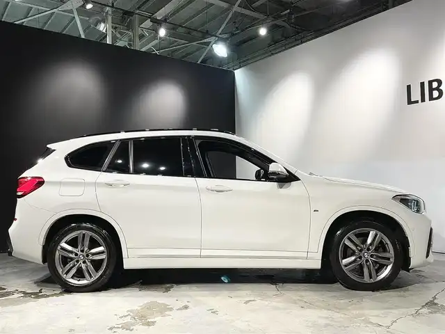 ＢＭＷ Ｘ１ xDrive 18d Mスポーツ EDジョイ+ 道央・札幌 2021(令3)年 3.5万km アルピンホワイトⅢ ドライビングアシストプラス/・ACC/アクティブクルーズコントロール/ドライビングアシスト/・レーンディパーチャーウォーニング/・前車接近警告機能/・衝突回避 被害軽減ブレーキ/パーキングアシスト/・PDC/パークディスタンスコントロール/・パーキングアシスト(縦列)/・リアビューカメラ/コンフォートパッケージ/・スライディングリヤシート/・ワイヤレスチャージング/・Mシートベルト/Mエアロダイナミクスパッケージ/Mスポーツサスペンション/コンフォートアクセス/オートマチックテールゲートオペレーション/LEDヘッドライト/LEDフロントフォグランプ/アンビエントライト/自動防眩ルームミラー/電動フロントシート/スポーツシート(ハーフレザーシート)/Mスポーツレザーステアリングホイール/10.25インチワイドコントロールディスプレイ/ミラー一体型ETC/社外ドライブレコーダー