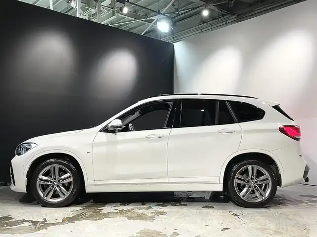 ＢＭＷ Ｘ１ xDrive 18d Mスポーツ EDジョイ+ 道央・札幌 2021(令3)年 3.5万km アルピンホワイトⅢ ドライビングアシストプラス/・ACC/アクティブクルーズコントロール/ドライビングアシスト/・レーンディパーチャーウォーニング/・前車接近警告機能/・衝突回避 被害軽減ブレーキ/パーキングアシスト/・PDC/パークディスタンスコントロール/・パーキングアシスト(縦列)/・リアビューカメラ/コンフォートパッケージ/・スライディングリヤシート/・ワイヤレスチャージング/・Mシートベルト/Mエアロダイナミクスパッケージ/Mスポーツサスペンション/コンフォートアクセス/オートマチックテールゲートオペレーション/LEDヘッドライト/LEDフロントフォグランプ/アンビエントライト/自動防眩ルームミラー/電動フロントシート/スポーツシート(ハーフレザーシート)/Mスポーツレザーステアリングホイール/10.25インチワイドコントロールディスプレイ/ミラー一体型ETC/社外ドライブレコーダー