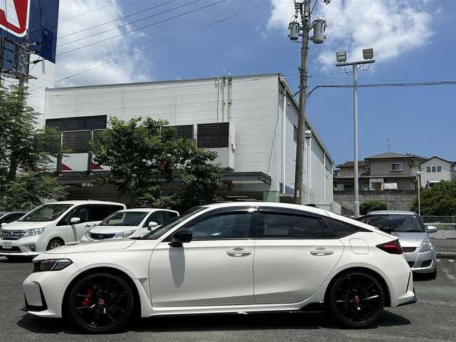 ホンダ シビック タイプR 熊本県 2024(令6)年 0.1万km チャンピオンシップホワイト ホンダセンシング/プッシュスタート/純正ナビ/（フルセグTV・BTオーディオ）/バックカメラ/ビルトインETC/純正19インチAW/bremboキャリパー/レーダークルーズ/LEDヘッドライト/オートライト/前後コーナーセンサー/横滑り防止装置/ウィンカーミラー/純正フロアマット/純正ドアバイザー/新車保証書/取扱説明書/スマートスペアキー×1本