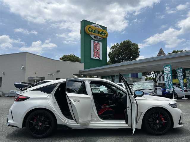 ホンダ シビック タイプR 熊本県 2024(令6)年 0.1万km チャンピオンシップホワイト ホンダセンシング/プッシュスタート/純正ナビ/（フルセグTV・BTオーディオ）/バックカメラ/ビルトインETC/純正19インチAW/bremboキャリパー/レーダークルーズ/LEDヘッドライト/オートライト/前後コーナーセンサー/横滑り防止装置/ウィンカーミラー/純正フロアマット/純正ドアバイザー/新車保証書/取扱説明書/スマートスペアキー×1本