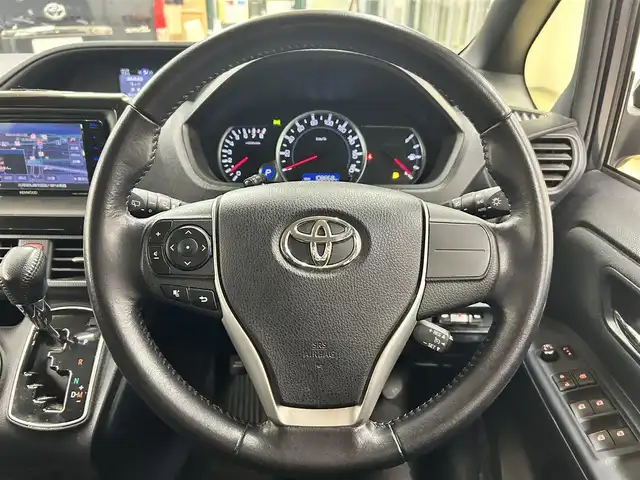 トヨタ ヴォクシー V 道央・札幌 2014(平26)年 10.9万km ダークバイオレットマイカメタリック ・4WD/・社外ナビ/フルセグTV/DVD/CD/SD/BT/・バックカメラ/・左側パワースライドドア/・社外エンジンスターター/・クルーズコントロール/・オートマチックハイビーム/・アイドリングストップ/・ETC/・横滑り防止/・リヤクーラー/・LEDヘッドライト/・フロントフォグ/・プッシュスタート/・スマートキー/・ドアバイザー/・電格ミラー