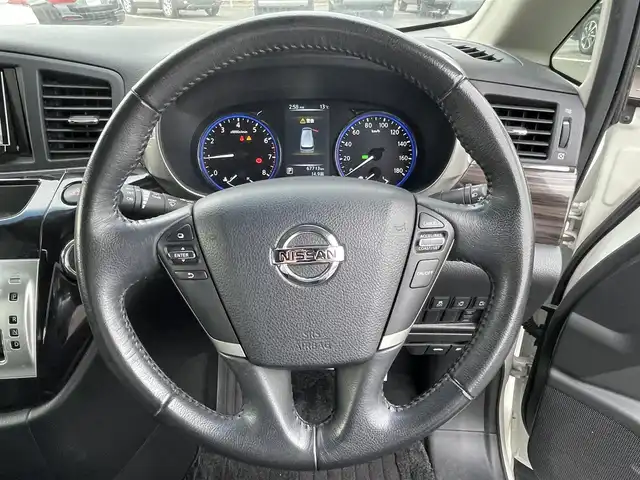 日産 エルグランド 250ハイウェイスターS 岡山県 2017(平29)年 6.8万km ブリリアントホワイトパール 登録時走行距離67713km/社外SDナビ(AVIC-RZ06)/(Bluetooth/DVD/CD/FM/AM/USB)/バックカメラ/フルセグTV/フリップダウンモニター/ビルドインETC/両側パワースライドドア/電動リアゲート/マニュアルモード付ATシフト/純正LEDライト/オートライト/純正フロアマット/純正18インチホイール/パワーウィンドウ/プッシュスタート/スマートキー