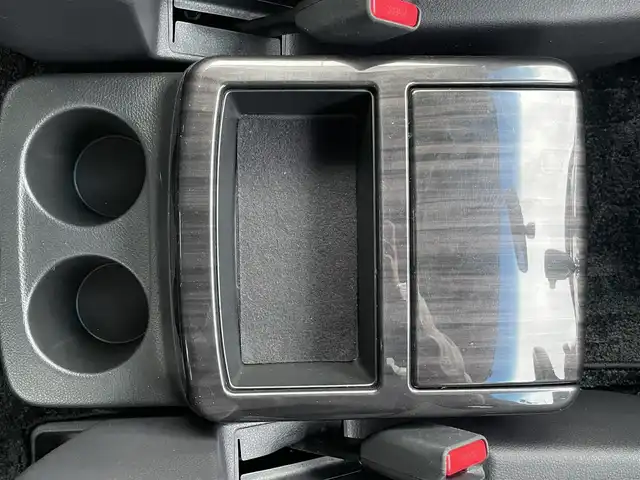 日産 エルグランド 250ハイウェイスターS 岡山県 2017(平29)年 6.8万km ブリリアントホワイトパール 登録時走行距離67713km/社外SDナビ(AVIC-RZ06)/(Bluetooth/DVD/CD/FM/AM/USB)/バックカメラ/フルセグTV/フリップダウンモニター/ビルドインETC/両側パワースライドドア/電動リアゲート/マニュアルモード付ATシフト/純正LEDライト/オートライト/純正フロアマット/純正18インチホイール/パワーウィンドウ/プッシュスタート/スマートキー
