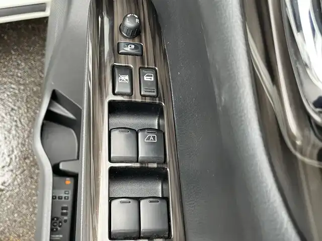 日産 エルグランド 250ハイウェイスターS 岡山県 2017(平29)年 6.8万km ブリリアントホワイトパール 登録時走行距離67713km/社外SDナビ(AVIC-RZ06)/(Bluetooth/DVD/CD/FM/AM/USB)/バックカメラ/フルセグTV/フリップダウンモニター/ビルドインETC/両側パワースライドドア/電動リアゲート/マニュアルモード付ATシフト/純正LEDライト/オートライト/純正フロアマット/純正18インチホイール/パワーウィンドウ/プッシュスタート/スマートキー