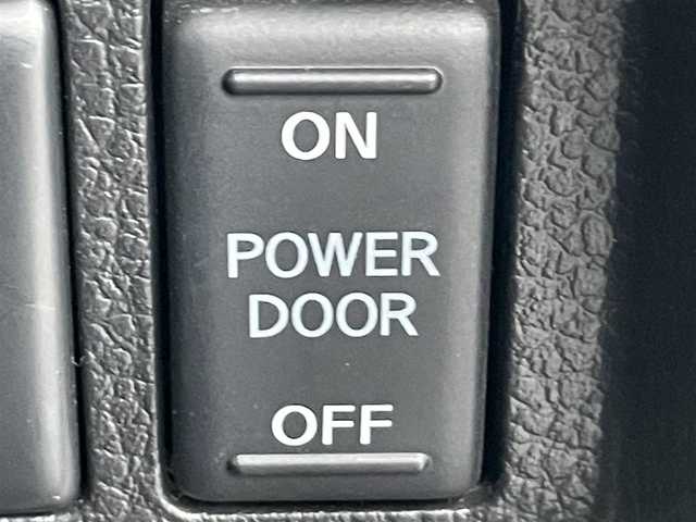 日産 エルグランド 250ハイウェイスターS 群馬県 2017(平29)年 6.8万km ブリリアントホワイトパール 登録時走行距離67713km/社外SDナビ(AVIC-RZ06)/(Bluetooth/DVD/CD/FM/AM/USB)/バックカメラ/フルセグTV/フリップダウンモニター/ビルドインETC/両側パワースライドドア/マニュアルモード付ATシフト/純正LEDライト/オートライト/純正フロアマット/純正18インチホイール/パワーウィンドウ/プッシュスタート/スマートキー