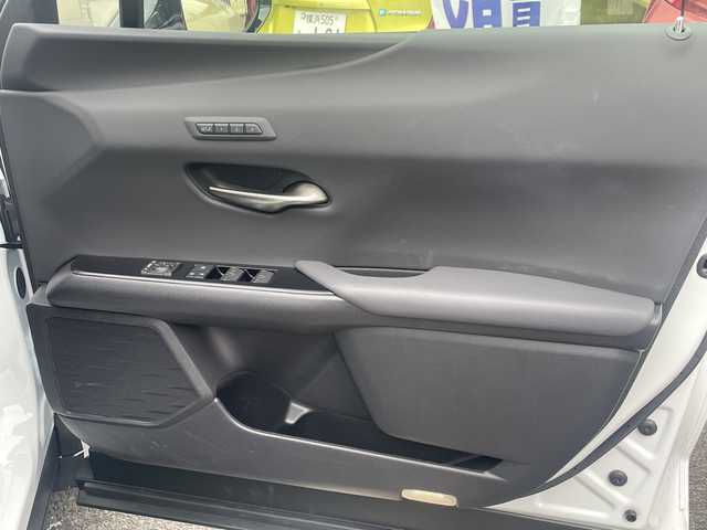 レクサス ＵＸ 250h Fスポーツ 神奈川県 2023(令5)年 1万km ホワイトノーヴァガラスフレーク ワンオーナー/純正ナビ/【フルセグTV/BT/MiraCast/USB】/プレミアムサウンドシステム/黒革シート/ベンチレーション/ステアリングヒーター/パワーシート/純正OPオレンジキャリパー/純正18インチAW/AC100V電源/カラーヘッドアップディスプレイ/アクティブサウンドコントロール/ETC/BSM/純正フロアマット/パワーバックドア/シルバールーフレール/スマートキー×2カードキー×1/新車時保証書/取扱説明書