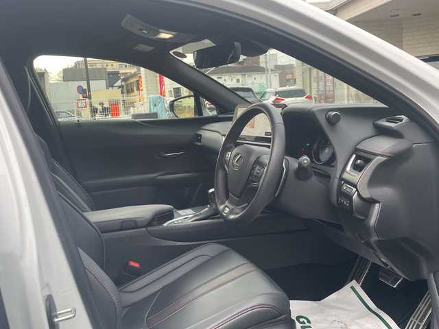レクサス ＵＸ 250h Fスポーツ 神奈川県 2023(令5)年 1万km ホワイトノーヴァガラスフレーク ワンオーナー/純正ナビ/【フルセグTV/BT/MiraCast/USB】/プレミアムサウンドシステム/黒革シート/ベンチレーション/ステアリングヒーター/パワーシート/純正OPオレンジキャリパー/純正18インチAW/AC100V電源/カラーヘッドアップディスプレイ/アクティブサウンドコントロール/ETC/BSM/純正フロアマット/パワーバックドア/シルバールーフレール/スマートキー×2カードキー×1/新車時保証書/取扱説明書