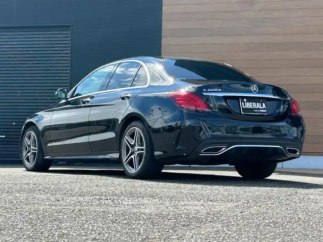 メルセデス・ベンツ Ｃ２２０ｄ アバンギャルド　AMGライン 宮崎県 2019(令1)年 4.8万km オブシディアンブラック 純正メモリナビ/・Bluetooth/・フルセグテレビ /・AM/FM/バックカメラ/パーキングアシスト /・前後コーナーセンサー /レザーエクスクルーシブパッケージ/・レッドレザーシート /・D/N席パワーシート /・D/N席シートヒーター /ブルメスターサウンド/レーダーセーフティパッケージ/・ディストロニックプラス/・レーンキープアシスト/・ブラインドスポットアシスト/パワートランク/・フットオープン/アンビエントライト /パドルシフト/保証書/・取扱説明書/・スペアキー