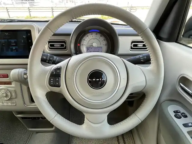 スズキ ラパン X 岐阜県 2024(令6)年 0.2万km ピュアホワイトP ワンオーナー/4WD/純正ディスプレイオーディオ/【Bluetooth．AM/FMラジオ】/バックカメラ/スマートキー/ETC/ドライブレコーダー/ベンチシート/シートヒーター/純正フロアマット/純正アルミホイール/コーナーセンサー/オートライト/横滑り防止装置/レーンキープアシスト/衝突被害軽減ブレーキ/盗難防止装置/保証書/取扱説明書