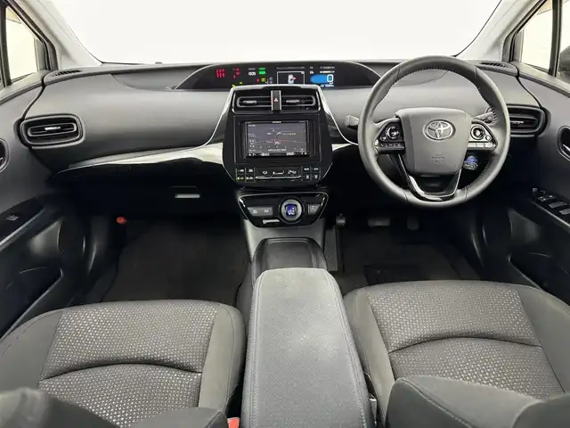 トヨタ プリウス S 福岡県 2020(令2)年 5.5万km スーパーホワイトⅡ 社外ナビ（フルセグＴＶ）　/衝突軽減　/レーンキープ　/コーナーセンサー　/先行車発進検知　/盗難防止装置　/レーダークルコン　/ドライブモード　/アイドリングストップ　/オートライト　/ビルトインＥＴＣ　/１００Ｖ電源