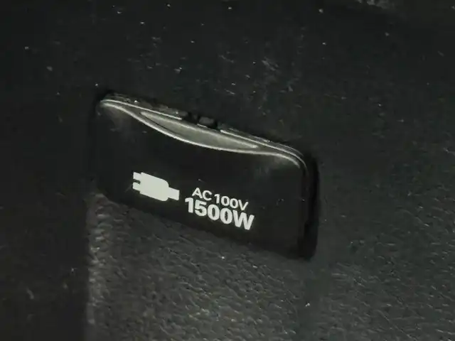 トヨタ プリウス S 福岡県 2020(令2)年 5.5万km スーパーホワイトⅡ 社外ナビ（フルセグＴＶ）　/衝突軽減　/レーンキープ　/コーナーセンサー　/先行車発進検知　/盗難防止装置　/レーダークルコン　/ドライブモード　/アイドリングストップ　/オートライト　/ビルトインＥＴＣ　/１００Ｖ電源