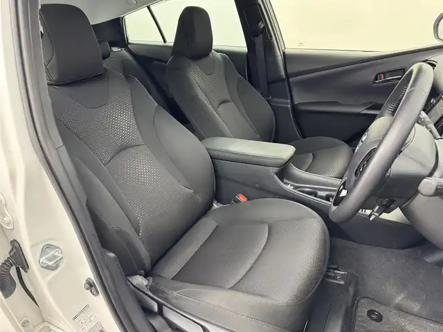 トヨタ プリウス S 福岡県 2020(令2)年 5.5万km スーパーホワイトⅡ 社外ナビ（フルセグＴＶ）　/衝突軽減　/レーンキープ　/コーナーセンサー　/先行車発進検知　/盗難防止装置　/レーダークルコン　/ドライブモード　/アイドリングストップ　/オートライト　/ビルトインＥＴＣ　/１００Ｖ電源