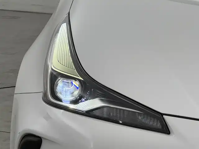 トヨタ プリウス S 福岡県 2020(令2)年 5.5万km スーパーホワイトⅡ 社外ナビ（フルセグＴＶ）　/衝突軽減　/レーンキープ　/コーナーセンサー　/先行車発進検知　/盗難防止装置　/レーダークルコン　/ドライブモード　/アイドリングストップ　/オートライト　/ビルトインＥＴＣ　/１００Ｖ電源