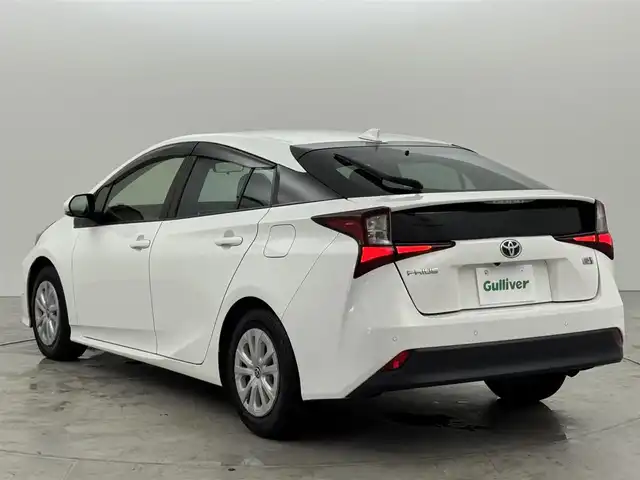 トヨタ プリウス S 福岡県 2020(令2)年 5.5万km スーパーホワイトⅡ 社外ナビ（フルセグＴＶ）　/衝突軽減　/レーンキープ　/コーナーセンサー　/先行車発進検知　/盗難防止装置　/レーダークルコン　/ドライブモード　/アイドリングストップ　/オートライト　/ビルトインＥＴＣ　/１００Ｖ電源