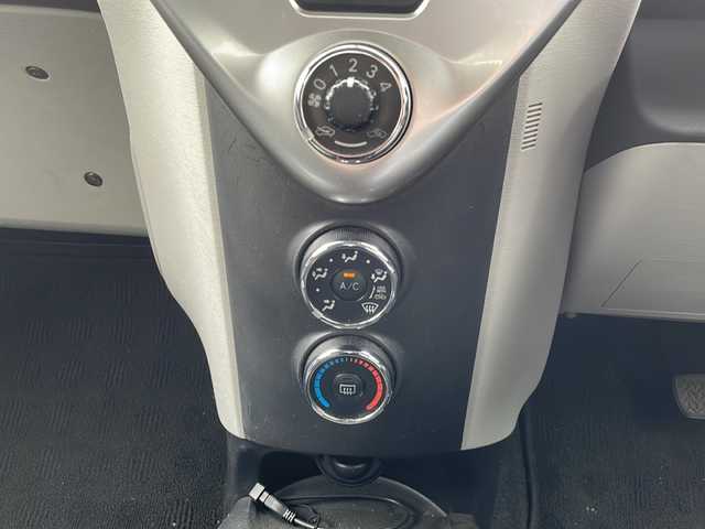 トヨタ ｉＱ 130G → ゴー 愛知県 2012(平24)年 12.4万km シルバーM /禁煙車//社外SDナビ/フルセグTV//Bluetooth.CD.DVD//ETC/バックカメラ//前方ドライブレコーダー//レーダー探知機（ZR337CSD）//社外センターマフラー//純正フロアマット//純正ドアバイザー//ヘッドライトレベライザー//横滑り防止（VSC）//ECOモード//リモコンキー//電動格納ミラーウインカー