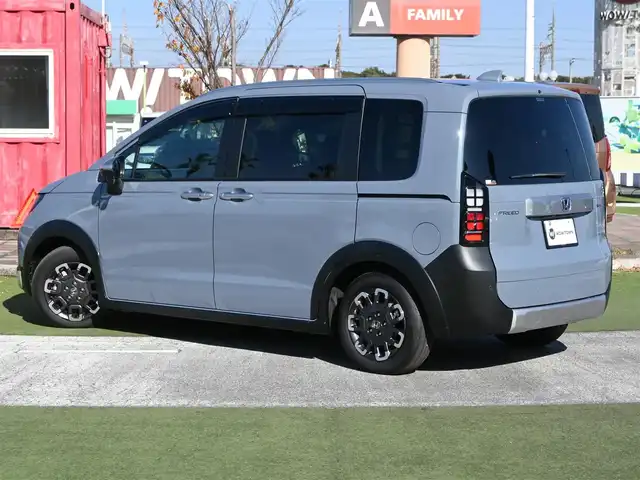 ホンダ フリード ハイブリット e:HEV クロスター 千葉県 2024(令6)年 1.3万km ソニックグレーパール ホンダセンシング/・衝突軽減ブレーキ（CMBS）/・車線維持支援システム（LKAS）/・アダプティブクルーズコントロール（ACC）/・ブラインドスポットインフォメーション/・後方誤発進抑制機能/・誤発進抑制機能/両側パワースライドドア/ディスプレイオーディオ/【Apple CarPlay　Android Auto対応】/【Bluetooth接続】/バックカメラ/ドライブレコーダー（ZDR-037）/ハーフレザーシート/前席シートヒーター/革巻きステアリング/ステアリングスイッチ/ETC/LEDヘッドライト/フォグライト/ウインカーミラー/コーナーセンサー/純正15インチアルミホイル/サイド/カーテンエアバッグ/Honda スマートキー