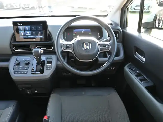 ホンダ フリード ハイブリット e:HEV クロスター 千葉県 2024(令6)年 1.3万km ソニックグレーパール ホンダセンシング/・衝突軽減ブレーキ（CMBS）/・車線維持支援システム（LKAS）/・アダプティブクルーズコントロール（ACC）/・ブラインドスポットインフォメーション/・後方誤発進抑制機能/・誤発進抑制機能/両側パワースライドドア/ディスプレイオーディオ/【Apple CarPlay　Android Auto対応】/【Bluetooth接続】/バックカメラ/ドライブレコーダー（ZDR-037）/ハーフレザーシート/前席シートヒーター/革巻きステアリング/ステアリングスイッチ/ETC/LEDヘッドライト/フォグライト/ウインカーミラー/コーナーセンサー/純正15インチアルミホイル/サイド/カーテンエアバッグ/Honda スマートキー