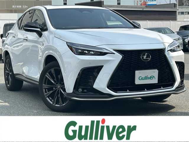 レクサス ＮＸ 350h Fスポーツ 福岡県 2023(令5)年 1.8万km ホワイトノーヴァガラスフレーク ワンオーナー/サンルーフ/純正14インチメーカーナビ（フルセグTV・AM・FM/BT)/Advanced Park（自動駐車機能）/パノラミックビューモニター/レーダークルーズコントロール/ブラインドスポットモニター/レザーシート（赤）/デジタルインナーミラー/ヘッドアップディスプレイ/メモリー付きパワーシート/シートヒーター（全席）/エアーシート（運転席・助手席）/モードセレクト（エコ・ノーマル・S・S＋）/パワーイージーアクセスシステム/電動リアゲート/100V充電/三眼フルLEDヘッドライト/ＦＳＰＯＲＴ専用オレンジブレーキキャリパー/ビルトインETC/USB入力端子/エンジンスタートボタン/純正フロアマット/純正20インチアルミホイール/コーナーセンサー(前後）/横滑り防止装置/レーンキープアシスト/カーテンエアバック/オートライト/オートマチックハイビーム/スマートキー2本