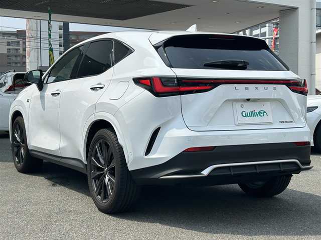 レクサス ＮＸ 350h Fスポーツ 福岡県 2023(令5)年 1.8万km ホワイトノーヴァガラスフレーク ワンオーナー/サンルーフ/純正14インチメーカーナビ（フルセグTV・AM・FM/BT)/Advanced Park（自動駐車機能）/パノラミックビューモニター/レーダークルーズコントロール/ブラインドスポットモニター/レザーシート（赤）/デジタルインナーミラー/ヘッドアップディスプレイ/メモリー付きパワーシート/シートヒーター（全席）/エアーシート（運転席・助手席）/モードセレクト（エコ・ノーマル・S・S＋）/パワーイージーアクセスシステム/電動リアゲート/100V充電/三眼フルLEDヘッドライト/ＦＳＰＯＲＴ専用オレンジブレーキキャリパー/ビルトインETC/USB入力端子/エンジンスタートボタン/純正フロアマット/純正20インチアルミホイール/コーナーセンサー(前後）/横滑り防止装置/レーンキープアシスト/カーテンエアバック/オートライト/オートマチックハイビーム/スマートキー2本