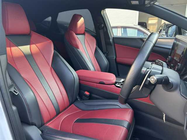 レクサス ＮＸ 350h Fスポーツ 福岡県 2023(令5)年 1.8万km ホワイトノーヴァガラスフレーク ワンオーナー/サンルーフ/純正14インチメーカーナビ（フルセグTV・AM・FM/BT)/Advanced Park（自動駐車機能）/パノラミックビューモニター/レーダークルーズコントロール/ブラインドスポットモニター/レザーシート（赤）/デジタルインナーミラー/ヘッドアップディスプレイ/メモリー付きパワーシート/シートヒーター（全席）/エアーシート（運転席・助手席）/モードセレクト（エコ・ノーマル・S・S＋）/パワーイージーアクセスシステム/電動リアゲート/100V充電/三眼フルLEDヘッドライト/ＦＳＰＯＲＴ専用オレンジブレーキキャリパー/ビルトインETC/USB入力端子/エンジンスタートボタン/純正フロアマット/純正20インチアルミホイール/コーナーセンサー(前後）/横滑り防止装置/レーンキープアシスト/カーテンエアバック/オートライト/オートマチックハイビーム/スマートキー2本
