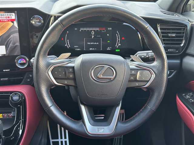 レクサス ＮＸ 350h Fスポーツ 福岡県 2023(令5)年 1.8万km ホワイトノーヴァガラスフレーク ワンオーナー/サンルーフ/純正14インチメーカーナビ（フルセグTV・AM・FM/BT)/Advanced Park（自動駐車機能）/パノラミックビューモニター/レーダークルーズコントロール/ブラインドスポットモニター/レザーシート（赤）/デジタルインナーミラー/ヘッドアップディスプレイ/メモリー付きパワーシート/シートヒーター（全席）/エアーシート（運転席・助手席）/モードセレクト（エコ・ノーマル・S・S＋）/パワーイージーアクセスシステム/電動リアゲート/100V充電/三眼フルLEDヘッドライト/ＦＳＰＯＲＴ専用オレンジブレーキキャリパー/ビルトインETC/USB入力端子/エンジンスタートボタン/純正フロアマット/純正20インチアルミホイール/コーナーセンサー(前後）/横滑り防止装置/レーンキープアシスト/カーテンエアバック/オートライト/オートマチックハイビーム/スマートキー2本