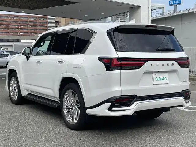 レクサス ＬＸ 600 福岡県 2023(令5)年 8.6万km ソニッククォーツ ワンオーナー/純正ナビ（AM/FM/BT/フルセグTV）/ブラインドスポットモニター/ムーンルーフ/デジタルインナーミラー/22インチ純正アルミホイール/リアシートエンターテインメントシステム/クールボックス/パノラミックビューモニター/ダウンヒルアシストコントロール/三眼フルLEDヘッドライト/レーダークルーズコントロール/全席シートヒーター/全席エアシート/前席パワーシート/ステアリングヒーター/前後ドライブレコーダー/ビルトインETC2.0/フロント・リアエアロ/ルーフレール/本革巻ステアリング（パドル付）/パワーバックドア/携帯置くだけ充電/USB入力端子/オートマチックハイビーム/スペアキー/カードキー/純正フロアマット/保証書/取扱説明書
