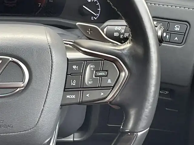 レクサス ＬＸ 600 福岡県 2023(令5)年 8.6万km ソニッククォーツ ワンオーナー/純正ナビ（AM/FM/BT/フルセグTV）/ブラインドスポットモニター/ムーンルーフ/デジタルインナーミラー/22インチ純正アルミホイール/リアシートエンターテインメントシステム/クールボックス/パノラミックビューモニター/ダウンヒルアシストコントロール/三眼フルLEDヘッドライト/レーダークルーズコントロール/全席シートヒーター/全席エアシート/前席パワーシート/ステアリングヒーター/前後ドライブレコーダー/ビルトインETC2.0/フロント・リアエアロ/ルーフレール/本革巻ステアリング（パドル付）/パワーバックドア/携帯置くだけ充電/USB入力端子/オートマチックハイビーム/スペアキー/カードキー/純正フロアマット/保証書/取扱説明書