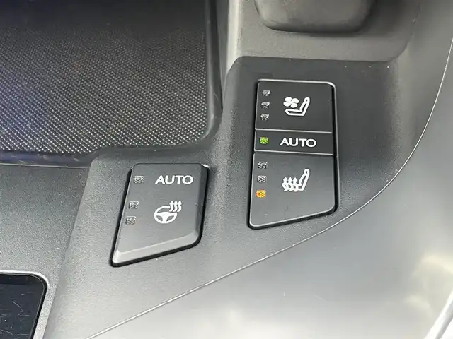 レクサス ＬＸ 600 福岡県 2023(令5)年 8.6万km ソニッククォーツ ワンオーナー/純正ナビ（AM/FM/BT/フルセグTV）/ブラインドスポットモニター/ムーンルーフ/デジタルインナーミラー/22インチ純正アルミホイール/リアシートエンターテインメントシステム/クールボックス/パノラミックビューモニター/ダウンヒルアシストコントロール/三眼フルLEDヘッドライト/レーダークルーズコントロール/全席シートヒーター/全席エアシート/前席パワーシート/ステアリングヒーター/前後ドライブレコーダー/ビルトインETC2.0/フロント・リアエアロ/ルーフレール/本革巻ステアリング（パドル付）/パワーバックドア/携帯置くだけ充電/USB入力端子/オートマチックハイビーム/スペアキー/カードキー/純正フロアマット/保証書/取扱説明書