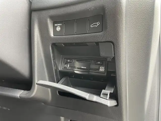 レクサス ＬＸ 600 福岡県 2023(令5)年 8.6万km ソニッククォーツ ワンオーナー/純正ナビ（AM/FM/BT/フルセグTV）/ブラインドスポットモニター/ムーンルーフ/デジタルインナーミラー/22インチ純正アルミホイール/リアシートエンターテインメントシステム/クールボックス/パノラミックビューモニター/ダウンヒルアシストコントロール/三眼フルLEDヘッドライト/レーダークルーズコントロール/全席シートヒーター/全席エアシート/前席パワーシート/ステアリングヒーター/前後ドライブレコーダー/ビルトインETC2.0/フロント・リアエアロ/ルーフレール/本革巻ステアリング（パドル付）/パワーバックドア/携帯置くだけ充電/USB入力端子/オートマチックハイビーム/スペアキー/カードキー/純正フロアマット/保証書/取扱説明書