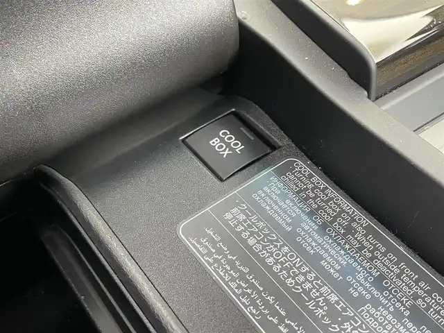 レクサス ＬＸ 600 福岡県 2023(令5)年 8.6万km ソニッククォーツ ワンオーナー/純正ナビ（AM/FM/BT/フルセグTV）/ブラインドスポットモニター/ムーンルーフ/デジタルインナーミラー/22インチ純正アルミホイール/リアシートエンターテインメントシステム/クールボックス/パノラミックビューモニター/ダウンヒルアシストコントロール/三眼フルLEDヘッドライト/レーダークルーズコントロール/全席シートヒーター/全席エアシート/前席パワーシート/ステアリングヒーター/前後ドライブレコーダー/ビルトインETC2.0/フロント・リアエアロ/ルーフレール/本革巻ステアリング（パドル付）/パワーバックドア/携帯置くだけ充電/USB入力端子/オートマチックハイビーム/スペアキー/カードキー/純正フロアマット/保証書/取扱説明書