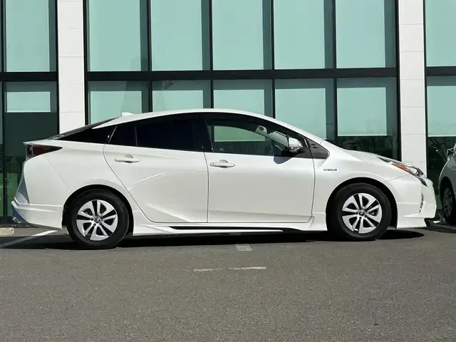 トヨタ プリウス S 和歌山県 2018(平30)年 7.2万km ホワイトパールクリスタルシャイン モデリスタ風エアロパーツ/アルパインナビ/フルセグTV/バックカメラ/デジタルインナーミラー/HDMI/横滑り防止/純正フロアマット/ETC/LEDヘッドライト/オートライト
