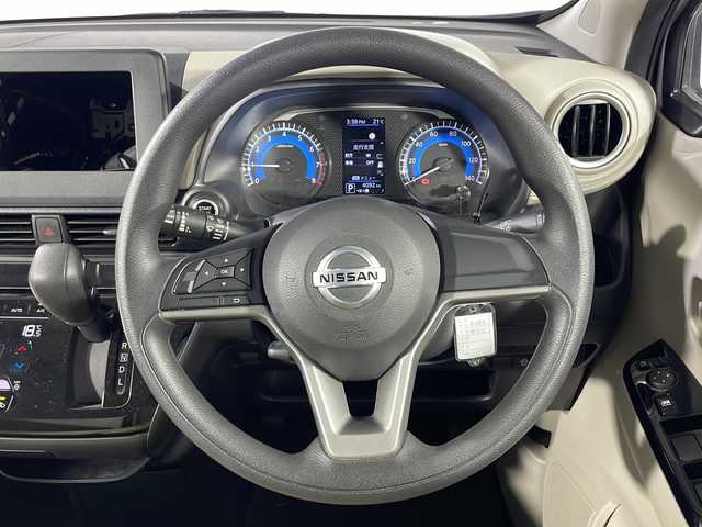 日産 デイズ X 神奈川県 2023(令5)年 0.4万km スターリングシルバーM バックカメラ/ETC/純正14インチAW/エマージェンシーブレーキ/車線逸脱警報/先行車発進お知らせ機能/側道標識表示機能/道路標識表示機能/ふらつき警報/オートハイビーム/HIDヘッドライト
