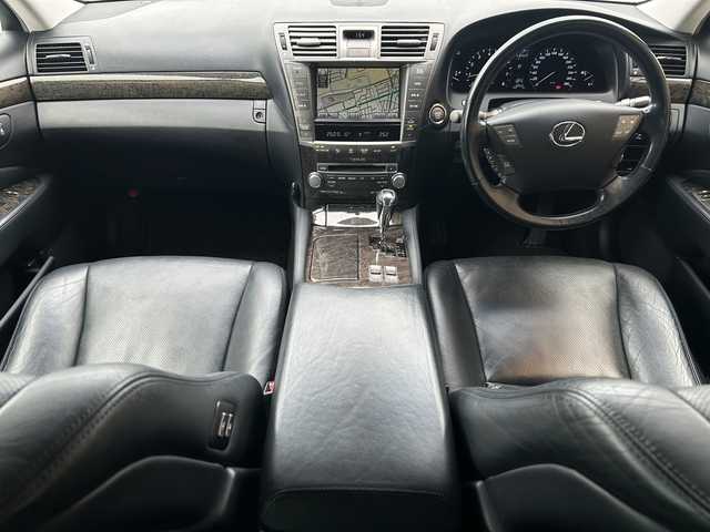 レクサス ＬＳ 460 バージョンC 福島県 2011(平23)年 8.8万km プレミアムシルバーM 純正ナビゲーション/【CD/DVD/USB/AUX/TV】/バックカメラ/サンルーフ/ビルトインETC/前席シートヒーター/前席ベンチレーション/前席パワーシート/運転席シートメモリー/クルーズコントロール/HIDオートライト/純正フロアマット