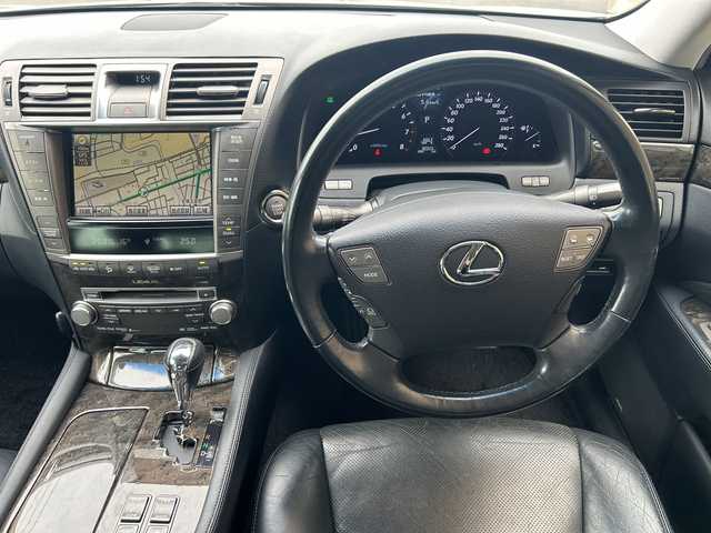 レクサス ＬＳ 460 バージョンC 福島県 2011(平23)年 8.8万km プレミアムシルバーM 純正ナビゲーション/【CD/DVD/USB/AUX/TV】/バックカメラ/サンルーフ/ビルトインETC/前席シートヒーター/前席ベンチレーション/前席パワーシート/運転席シートメモリー/クルーズコントロール/HIDオートライト/純正フロアマット