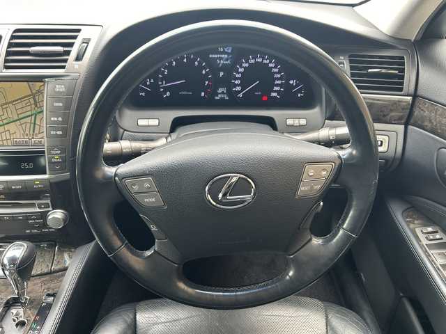 レクサス ＬＳ 460 バージョンC 福島県 2011(平23)年 8.8万km プレミアムシルバーM 純正ナビゲーション/【CD/DVD/USB/AUX/TV】/バックカメラ/サンルーフ/ビルトインETC/前席シートヒーター/前席ベンチレーション/前席パワーシート/運転席シートメモリー/クルーズコントロール/HIDオートライト/純正フロアマット