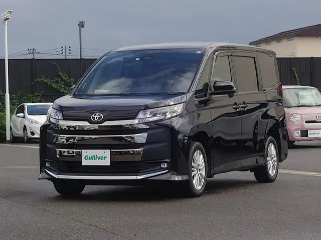トヨタ ノア S－G 山形県 2022(令4)年 1.8万km アティチュードブラックマイカ 4WD/ワンオーナー/トヨタセーフティセンス/両側パワースライドドア/純正ナビ/　【DVD USB BT Miracast】/フルセグTV/バックカメラ/ETC/ステアリングスイッチ/レーダークルーズコントロール/シートヒーター/オートホールド/横滑り防止装置/LEDライト/フォグランプ/純正フロアマット/ドアバイザー/保証書、取説あり/スペアキーあり