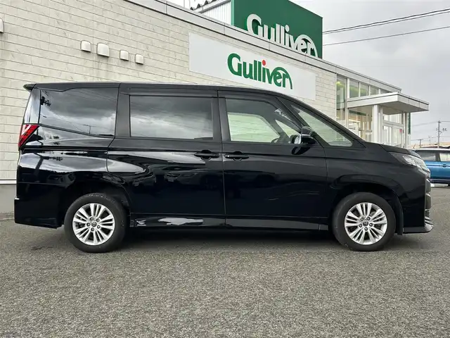 トヨタ ノア S－G 山形県 2022(令4)年 1.8万km アティチュードブラックマイカ 4WD/ワンオーナー/トヨタセーフティセンス/両側パワースライドドア/純正ナビ/　【DVD USB BT Miracast】/フルセグTV/バックカメラ/ETC/ステアリングスイッチ/レーダークルーズコントロール/シートヒーター/オートホールド/横滑り防止装置/LEDライト/フォグランプ/純正フロアマット/ドアバイザー/保証書、取説あり/スペアキーあり