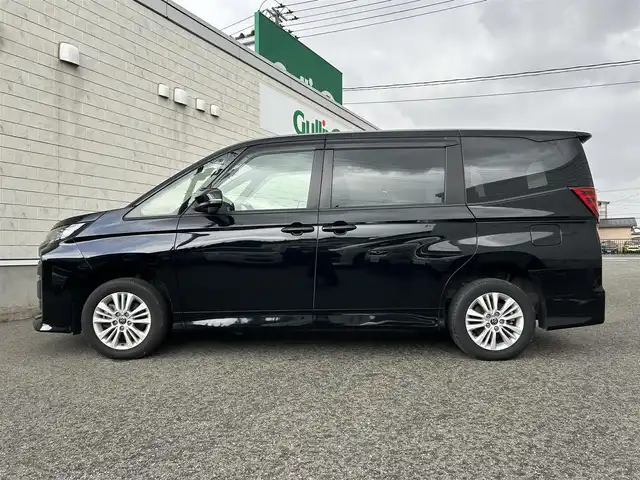 トヨタ ノア S－G 山形県 2022(令4)年 1.8万km アティチュードブラックマイカ 4WD/ワンオーナー/トヨタセーフティセンス/両側パワースライドドア/純正ナビ/　【DVD USB BT Miracast】/フルセグTV/バックカメラ/ETC/ステアリングスイッチ/レーダークルーズコントロール/シートヒーター/オートホールド/横滑り防止装置/LEDライト/フォグランプ/純正フロアマット/ドアバイザー/保証書、取説あり/スペアキーあり