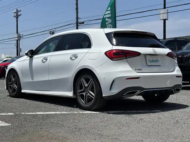 メルセデス・ベンツ Ａ１８０ スタイル AMGライン 東京都 2019(令1)年 2.6万km ポーラホワイト 10.25インチコクピットディスプレイ（フル液晶）/ユーザーエクスペリエンス（10.25インチワイドディスプレイ）/メルセデスミーコネクト/ドライブレコーダー/ETC/パークトロニック/アクティブパーキングアシスト/マルチビームLEDヘッドランプ/アダプティブハイビームアシストプラス/シルバーダイヤモンドメッシュフロントグリル/開口部横バー付ブラックメッシュフロントエアロバンパー/ボディ同色ドアミラー（電動格納機能/助手席側リバース連動機能/ヒーター/ウィンカー付）/サイドシルスポイラー/下部クローム加飾付ブラックリアエアロバンパー/クロームマフラーカッター/プライバシーガラス/左右独立調整オートエアコン/リアエアコン吹出口/シートヒーター（運転席/助手席）/パワーシート（運転席/助手席）/イージーエントリー（運転席）/アームレスト（後席中央）/ステンレス製ペダル/キーレスゴー/コンビニエンスオープニング/クロージング機能