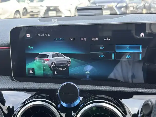 メルセデス・ベンツ Ａ１８０ スタイル AMGライン 東京都 2019(令1)年 2.6万km ポーラホワイト 10.25インチコクピットディスプレイ（フル液晶）/ユーザーエクスペリエンス（10.25インチワイドディスプレイ）/メルセデスミーコネクト/ドライブレコーダー/ETC/パークトロニック/アクティブパーキングアシスト/マルチビームLEDヘッドランプ/アダプティブハイビームアシストプラス/シルバーダイヤモンドメッシュフロントグリル/開口部横バー付ブラックメッシュフロントエアロバンパー/ボディ同色ドアミラー（電動格納機能/助手席側リバース連動機能/ヒーター/ウィンカー付）/サイドシルスポイラー/下部クローム加飾付ブラックリアエアロバンパー/クロームマフラーカッター/プライバシーガラス/左右独立調整オートエアコン/リアエアコン吹出口/シートヒーター（運転席/助手席）/パワーシート（運転席/助手席）/イージーエントリー（運転席）/アームレスト（後席中央）/ステンレス製ペダル/キーレスゴー/コンビニエンスオープニング/クロージング機能