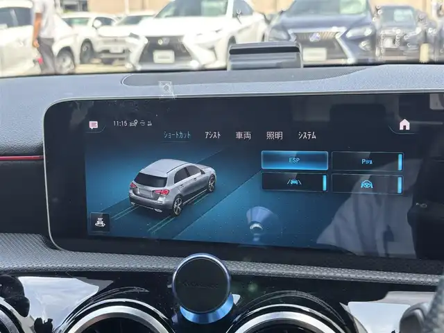メルセデス・ベンツ Ａ１８０ スタイル AMGライン 東京都 2019(令1)年 2.6万km ポーラホワイト 10.25インチコクピットディスプレイ（フル液晶）/ユーザーエクスペリエンス（10.25インチワイドディスプレイ）/メルセデスミーコネクト/ドライブレコーダー/ETC/パークトロニック/アクティブパーキングアシスト/マルチビームLEDヘッドランプ/アダプティブハイビームアシストプラス/シルバーダイヤモンドメッシュフロントグリル/開口部横バー付ブラックメッシュフロントエアロバンパー/ボディ同色ドアミラー（電動格納機能/助手席側リバース連動機能/ヒーター/ウィンカー付）/サイドシルスポイラー/下部クローム加飾付ブラックリアエアロバンパー/クロームマフラーカッター/プライバシーガラス/左右独立調整オートエアコン/リアエアコン吹出口/シートヒーター（運転席/助手席）/パワーシート（運転席/助手席）/イージーエントリー（運転席）/アームレスト（後席中央）/ステンレス製ペダル/キーレスゴー/コンビニエンスオープニング/クロージング機能