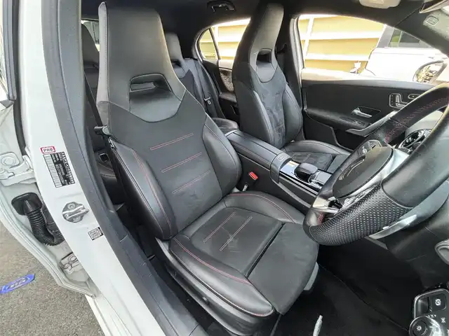 メルセデス・ベンツ Ａ１８０ スタイル AMGライン 東京都 2019(令1)年 2.6万km ポーラホワイト 10.25インチコクピットディスプレイ（フル液晶）/ユーザーエクスペリエンス（10.25インチワイドディスプレイ）/メルセデスミーコネクト/ドライブレコーダー/ETC/パークトロニック/アクティブパーキングアシスト/マルチビームLEDヘッドランプ/アダプティブハイビームアシストプラス/シルバーダイヤモンドメッシュフロントグリル/開口部横バー付ブラックメッシュフロントエアロバンパー/ボディ同色ドアミラー（電動格納機能/助手席側リバース連動機能/ヒーター/ウィンカー付）/サイドシルスポイラー/下部クローム加飾付ブラックリアエアロバンパー/クロームマフラーカッター/プライバシーガラス/左右独立調整オートエアコン/リアエアコン吹出口/シートヒーター（運転席/助手席）/パワーシート（運転席/助手席）/イージーエントリー（運転席）/アームレスト（後席中央）/ステンレス製ペダル/キーレスゴー/コンビニエンスオープニング/クロージング機能