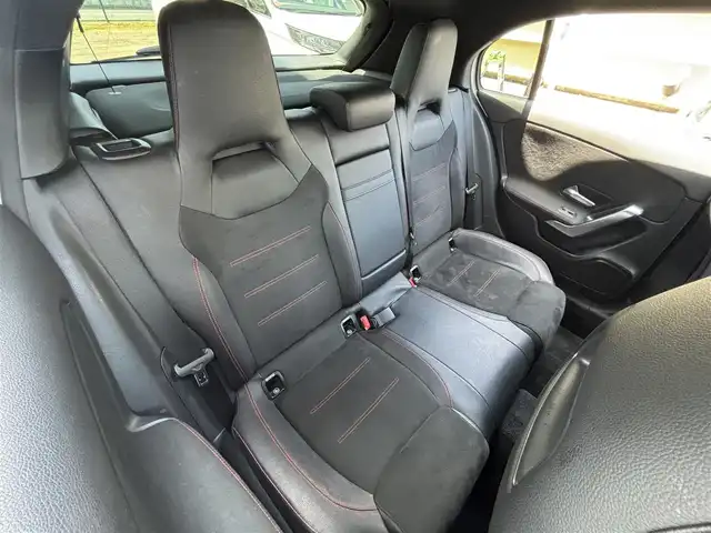 メルセデス・ベンツ Ａ１８０ スタイル AMGライン 東京都 2019(令1)年 2.6万km ポーラホワイト 10.25インチコクピットディスプレイ（フル液晶）/ユーザーエクスペリエンス（10.25インチワイドディスプレイ）/メルセデスミーコネクト/ドライブレコーダー/ETC/パークトロニック/アクティブパーキングアシスト/マルチビームLEDヘッドランプ/アダプティブハイビームアシストプラス/シルバーダイヤモンドメッシュフロントグリル/開口部横バー付ブラックメッシュフロントエアロバンパー/ボディ同色ドアミラー（電動格納機能/助手席側リバース連動機能/ヒーター/ウィンカー付）/サイドシルスポイラー/下部クローム加飾付ブラックリアエアロバンパー/クロームマフラーカッター/プライバシーガラス/左右独立調整オートエアコン/リアエアコン吹出口/シートヒーター（運転席/助手席）/パワーシート（運転席/助手席）/イージーエントリー（運転席）/アームレスト（後席中央）/ステンレス製ペダル/キーレスゴー/コンビニエンスオープニング/クロージング機能