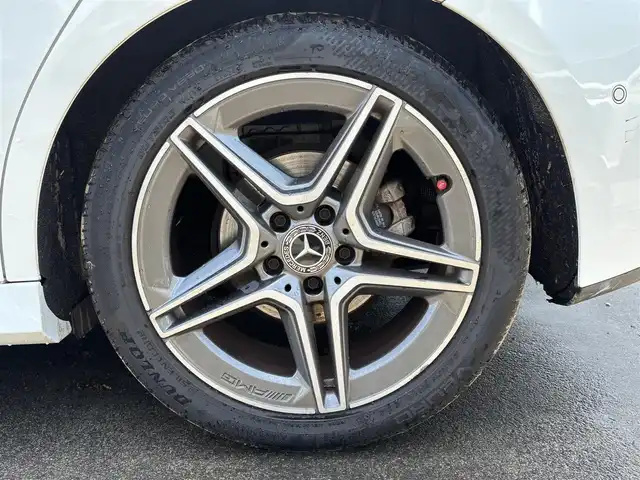 メルセデス・ベンツ Ａ１８０ スタイル AMGライン 東京都 2019(令1)年 2.6万km ポーラホワイト 10.25インチコクピットディスプレイ（フル液晶）/ユーザーエクスペリエンス（10.25インチワイドディスプレイ）/メルセデスミーコネクト/ドライブレコーダー/ETC/パークトロニック/アクティブパーキングアシスト/マルチビームLEDヘッドランプ/アダプティブハイビームアシストプラス/シルバーダイヤモンドメッシュフロントグリル/開口部横バー付ブラックメッシュフロントエアロバンパー/ボディ同色ドアミラー（電動格納機能/助手席側リバース連動機能/ヒーター/ウィンカー付）/サイドシルスポイラー/下部クローム加飾付ブラックリアエアロバンパー/クロームマフラーカッター/プライバシーガラス/左右独立調整オートエアコン/リアエアコン吹出口/シートヒーター（運転席/助手席）/パワーシート（運転席/助手席）/イージーエントリー（運転席）/アームレスト（後席中央）/ステンレス製ペダル/キーレスゴー/コンビニエンスオープニング/クロージング機能