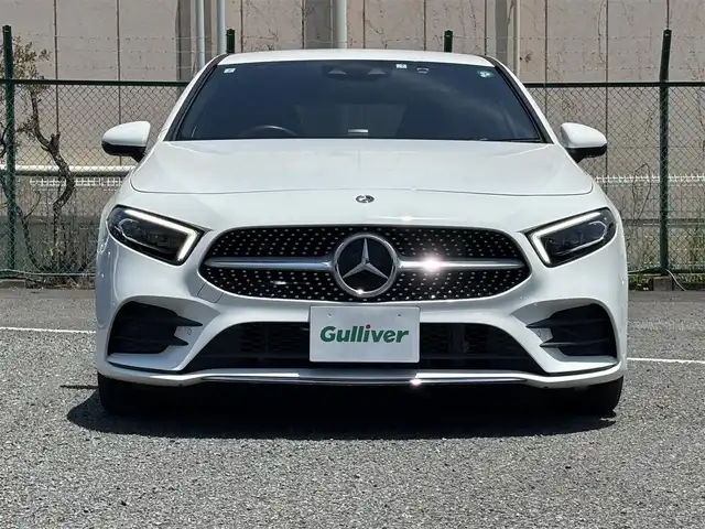 メルセデス・ベンツ Ａ１８０ スタイル AMGライン 東京都 2019(令1)年 2.6万km ポーラホワイト 10.25インチコクピットディスプレイ（フル液晶）/ユーザーエクスペリエンス（10.25インチワイドディスプレイ）/メルセデスミーコネクト/ドライブレコーダー/ETC/パークトロニック/アクティブパーキングアシスト/マルチビームLEDヘッドランプ/アダプティブハイビームアシストプラス/シルバーダイヤモンドメッシュフロントグリル/開口部横バー付ブラックメッシュフロントエアロバンパー/ボディ同色ドアミラー（電動格納機能/助手席側リバース連動機能/ヒーター/ウィンカー付）/サイドシルスポイラー/下部クローム加飾付ブラックリアエアロバンパー/クロームマフラーカッター/プライバシーガラス/左右独立調整オートエアコン/リアエアコン吹出口/シートヒーター（運転席/助手席）/パワーシート（運転席/助手席）/イージーエントリー（運転席）/アームレスト（後席中央）/ステンレス製ペダル/キーレスゴー/コンビニエンスオープニング/クロージング機能