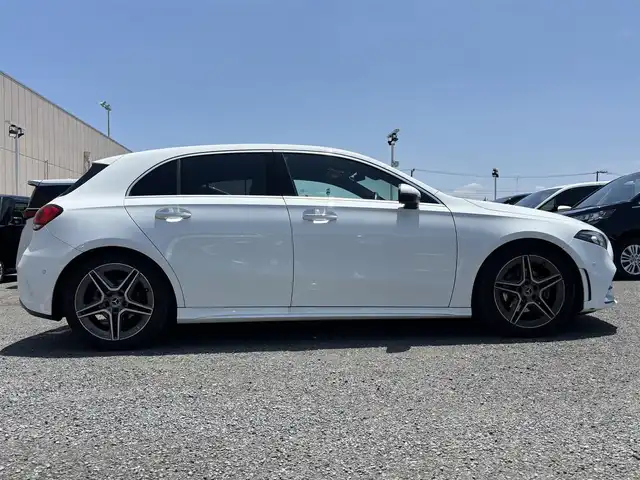 メルセデス・ベンツ Ａ１８０ スタイル AMGライン 東京都 2019(令1)年 2.6万km ポーラホワイト 10.25インチコクピットディスプレイ（フル液晶）/ユーザーエクスペリエンス（10.25インチワイドディスプレイ）/メルセデスミーコネクト/ドライブレコーダー/ETC/パークトロニック/アクティブパーキングアシスト/マルチビームLEDヘッドランプ/アダプティブハイビームアシストプラス/シルバーダイヤモンドメッシュフロントグリル/開口部横バー付ブラックメッシュフロントエアロバンパー/ボディ同色ドアミラー（電動格納機能/助手席側リバース連動機能/ヒーター/ウィンカー付）/サイドシルスポイラー/下部クローム加飾付ブラックリアエアロバンパー/クロームマフラーカッター/プライバシーガラス/左右独立調整オートエアコン/リアエアコン吹出口/シートヒーター（運転席/助手席）/パワーシート（運転席/助手席）/イージーエントリー（運転席）/アームレスト（後席中央）/ステンレス製ペダル/キーレスゴー/コンビニエンスオープニング/クロージング機能