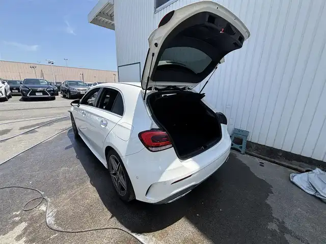 メルセデス・ベンツ Ａ１８０ スタイル AMGライン 東京都 2019(令1)年 2.6万km ポーラホワイト 10.25インチコクピットディスプレイ（フル液晶）/ユーザーエクスペリエンス（10.25インチワイドディスプレイ）/メルセデスミーコネクト/ドライブレコーダー/ETC/パークトロニック/アクティブパーキングアシスト/マルチビームLEDヘッドランプ/アダプティブハイビームアシストプラス/シルバーダイヤモンドメッシュフロントグリル/開口部横バー付ブラックメッシュフロントエアロバンパー/ボディ同色ドアミラー（電動格納機能/助手席側リバース連動機能/ヒーター/ウィンカー付）/サイドシルスポイラー/下部クローム加飾付ブラックリアエアロバンパー/クロームマフラーカッター/プライバシーガラス/左右独立調整オートエアコン/リアエアコン吹出口/シートヒーター（運転席/助手席）/パワーシート（運転席/助手席）/イージーエントリー（運転席）/アームレスト（後席中央）/ステンレス製ペダル/キーレスゴー/コンビニエンスオープニング/クロージング機能